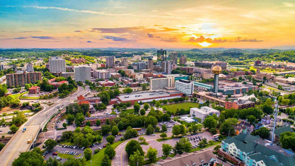 A Guide to Dating in Knoxville, TN: Love in the Mountains